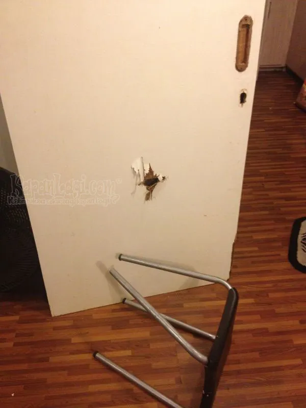 Lubang di dinding diduga akibat pukulan kaki kursi Foto: Dokumentasi Pribadi