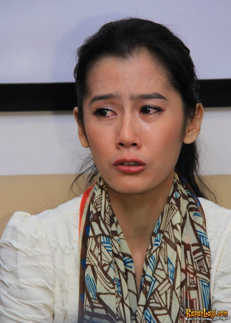 Tak bisa menyembunyikan perasaan, air mata Rasti mengalir ketika bercerita tentang penganiayaan yang dilakukan Eza Gionino. Fotografer: Agus