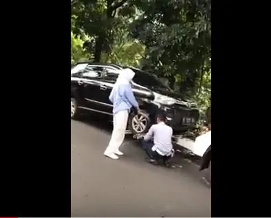 Ratna Sarumpaet marah ketika mobilnya diderek Dishub ©youtube/baksobuah