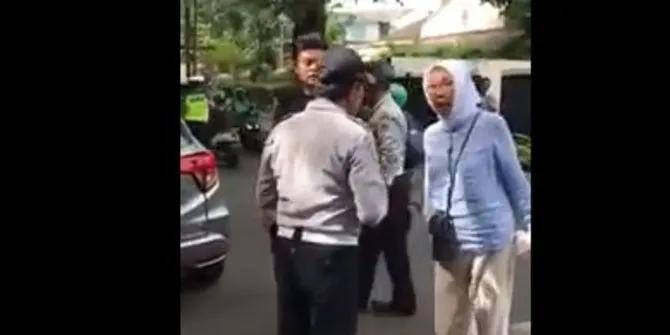 Ratna menelepon Gubernur Anies Baswedan karena mobilnya diderek ©youtube/baksobuah