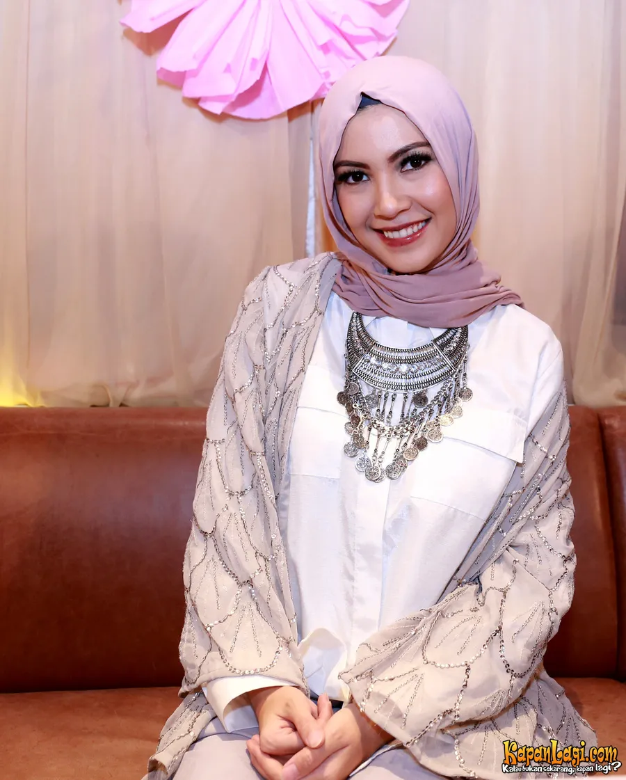 Ratna Galih pilih ceritakan kisah  berhijabnya tanpa sensor di tempatkami.com/© KapanLagi.com®/M. Akrom Sukarya