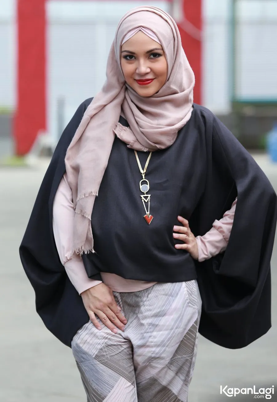 Cowok lagi, Ratna sering berantem dengan suami soal nama/©KapanLagi.com®/Agus Apriyanto