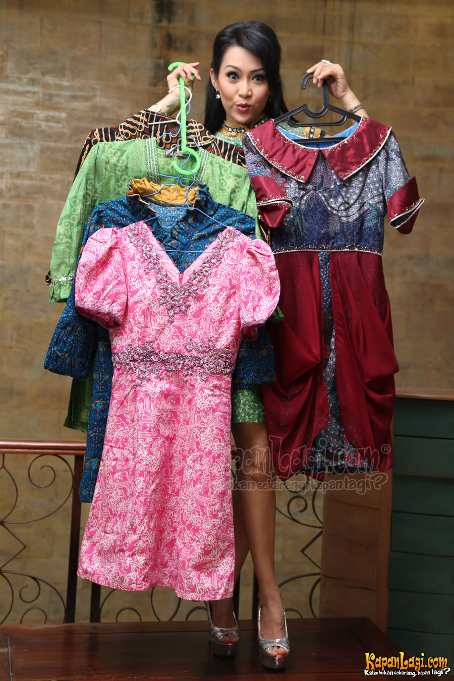 Ratna Listy suka kumpulkan batik. @KapanLagi.com®