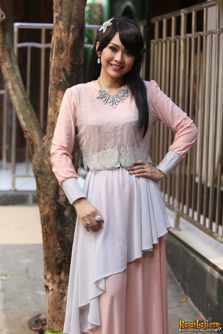 Ratna Listy memilih mendelete kontak pria yang mencoba usil. ©KapanLagi.com/Budy Santoso