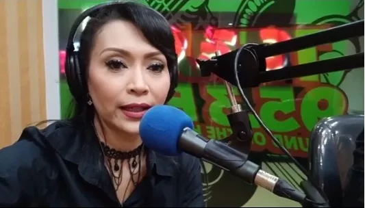 Ratna punya siaran radio bernama Ghostbuster © instagram.com/ratna_listy
