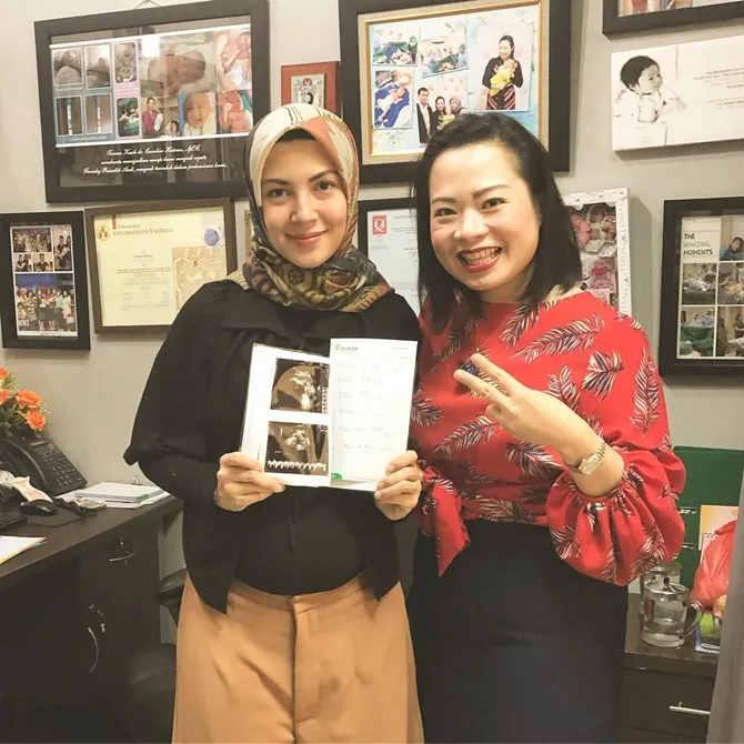Ratna Galih saat memeriksa kondisi kandungannya (credit: instagram.com/ratnagalih)