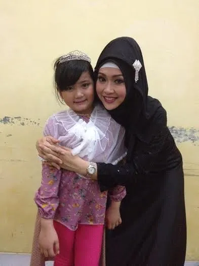 Ratna Listy bersama Fakhira, muridnya ©KapanLagi.com/Hendra Gunawan