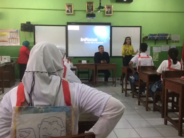 Selalu kroscek akan kebenaran sebuah berita, jadi hal yang ditekankan Ratu Meta pada siswa SMAN 31 © KapanLagi.com/Dedi Rahmadi