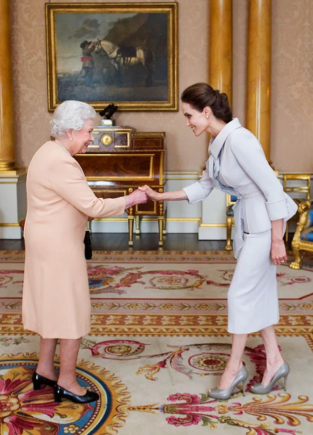 Saat Jolie bertatap muka langsung dengan Ratu Elizabeth II @ eonline.com