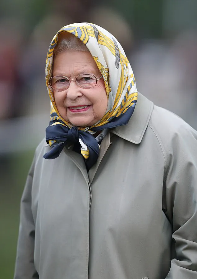 Tampil berkerudung, Ratu Elizabeth II makin cantik nggak sih? © dailymail.co.uk