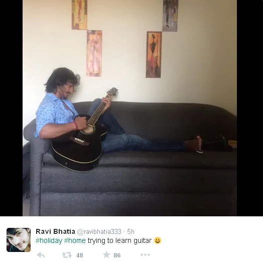 Ravi Bhatia sedang serius sendirian bermain gitar di ruang tamu rumahnya saat tak syuting @twitter.com/ravibhatia333