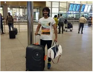 Ini dia penampilan Ravi saat berada di bandara Mumbai © Timesofindia.com