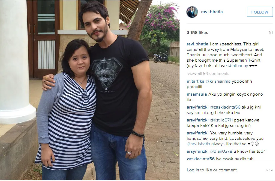 Begini aksi Ravi saat merangkul akrab fans spesialnya © Instagram.com/ravi.bhatia