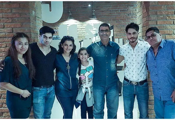 Ravi dan Lavanya nonton 'DILWALE' di Indonesia © Instagram.com/ravi.bhatia