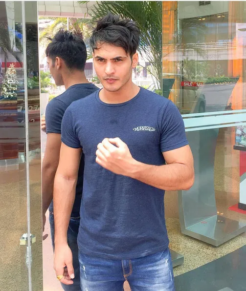 Ini dia penampilan baru Ravi Bhatia, ganteng banget ya! © Instagram.com/ravi.bhatia