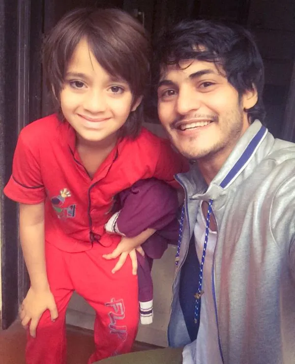 Ini dia dua sosok pangeran Salim cilik dan dewasa saat selfie bareng, Ravi Bhatia dan Ayaan @twitter.com/ravibhatia333