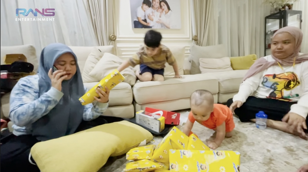 Saking Banyaknya Kado Ultah Rafathar, Rayyanza Ikut Turun Tangan Bantu ...