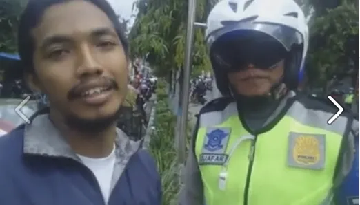 Husain Fata Mizani, pria yang nekat ber-vlog ria ketika dilakukan razia lalu lintas di Madiun © Facebook.com/Husain Fata Mizani