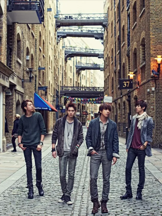 CN Blue saat melakukan sesi foto di London ©soompi.com