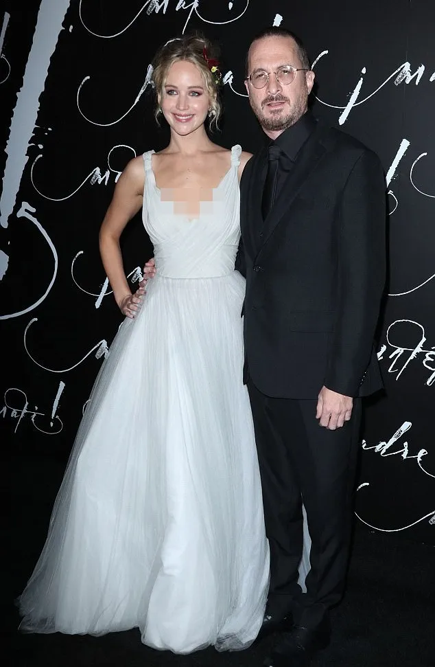 Jennifer Lawrence dan Darren Aronofksy tampil di red carpet © Shutterstock via dailymail