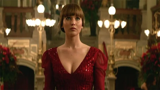 Akting Lawrence sebagai mata-mata di Red Sparrow. (credit: fox)
