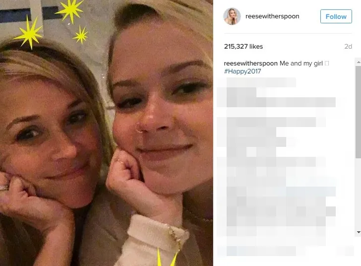 Selfie Reese bersama sang anak yang berusia 17 tahun ini lebih mirip kakak dan adik daripada ibu dan anak ya? © dailymailcouk