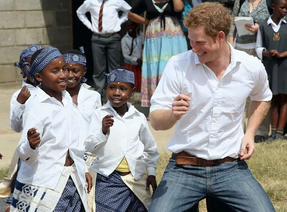 Pangeran Harry menari bersama anak-anak