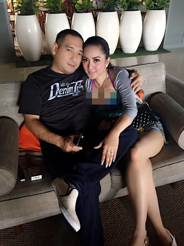 Pose mesra, inikah sosok suami Regina/twitter.com/reginanews33