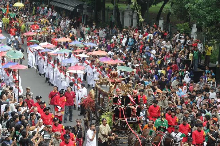 Suasana kirab keraton, Minggu (8/12). @Budi Hermawan