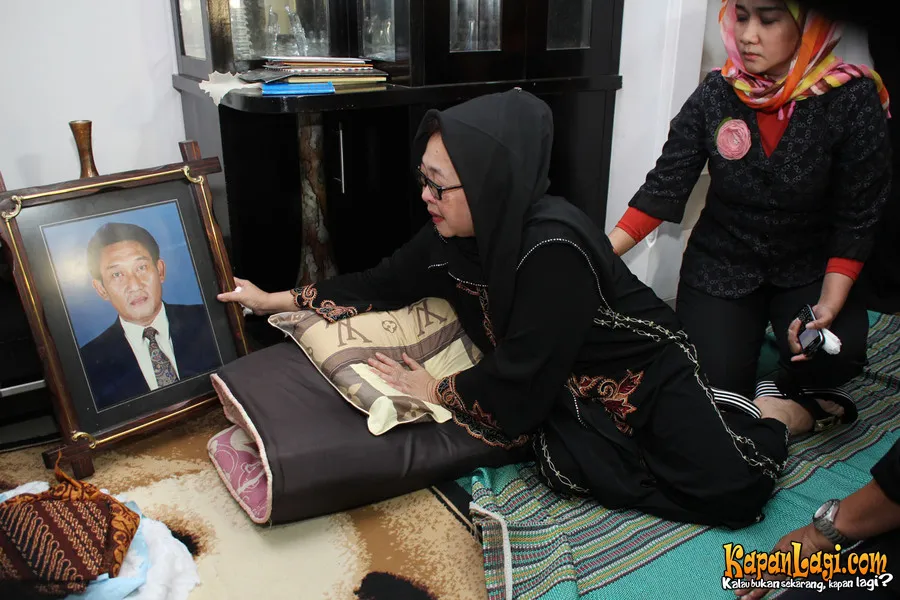 Jojon dimakamkan satu deret dengan ayah ibunya. @KapanLagi.com
