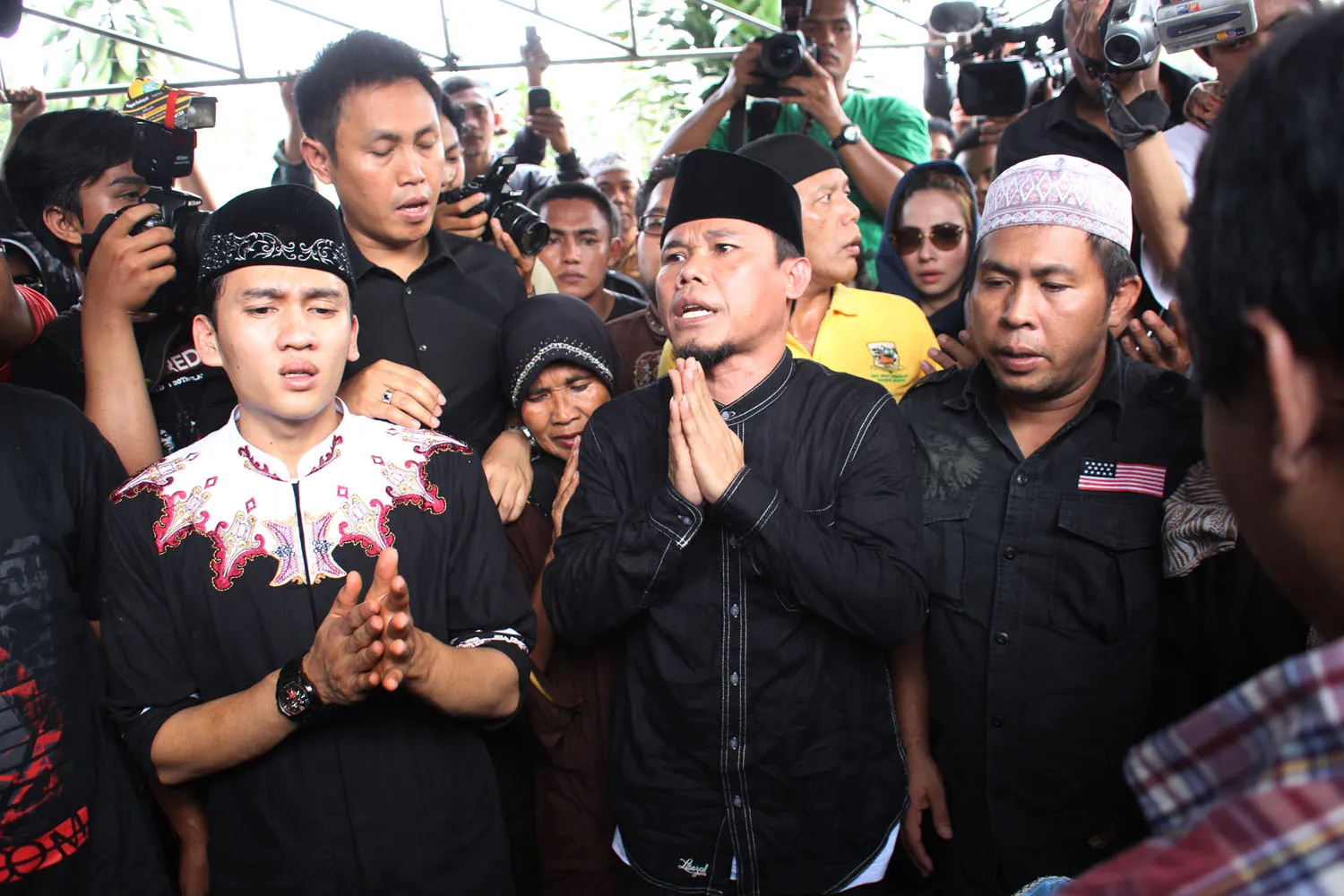 Eko Patrio dan segenap rekan dari dunia lawak tampak hadir di pemakaman H Jojon. ©Busan