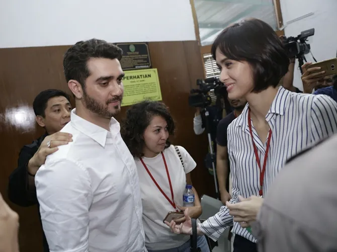 Renata tersenyum puas melihat hasil persidangan Fachri. © KapanLagi.com/Agus Apriyanto