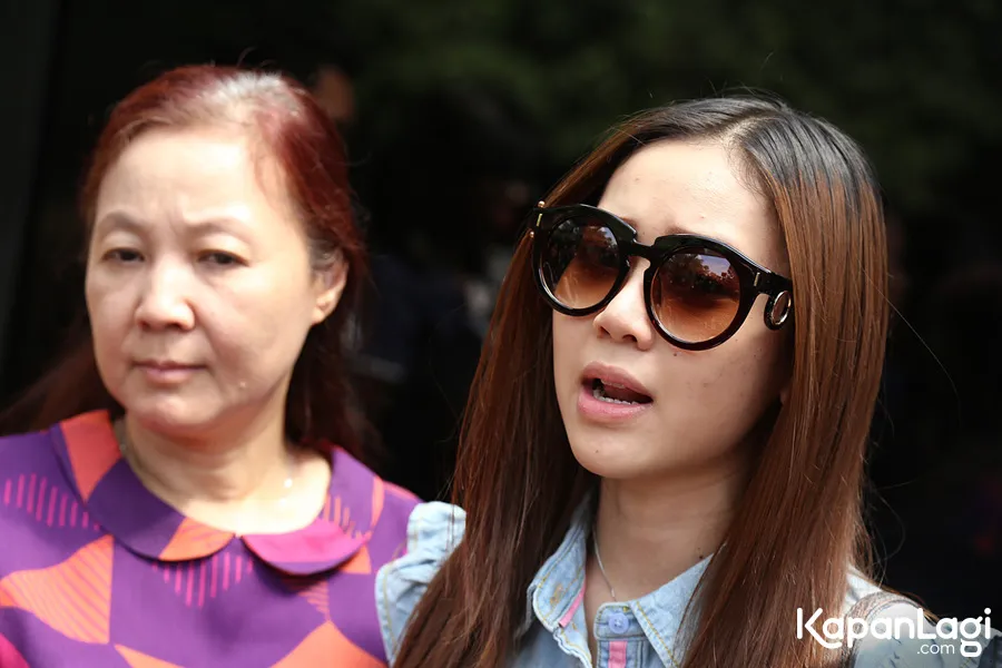 Rere saat mendatangi polda bersama ibu dan pengacara © KapanLagi.com®/Agus Apriyanto