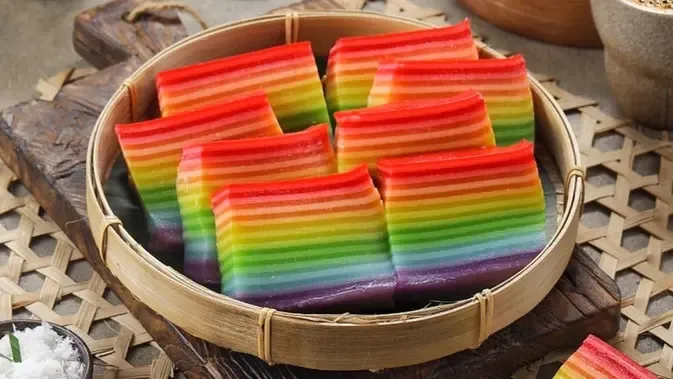<p>ilustrasi kue lapis/Nunung Noor Aisyah/Shutterstock</p>