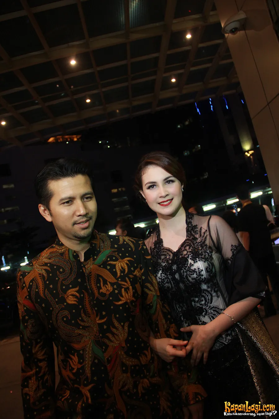 Arumi bersama sang suami. Pasangan bapak-ibu pejabat yang masih muda © Agus Apriyanto
