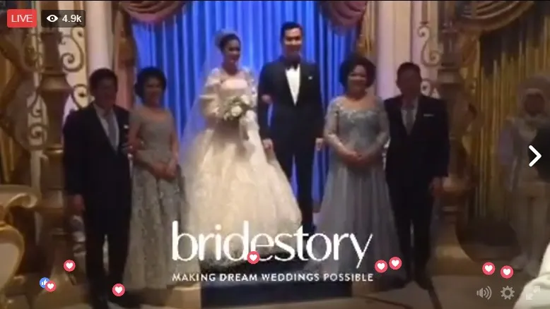 Prosesi ceremony pernikahan Sandra Dewi di Cinderella Castle. ©FB Bridestory