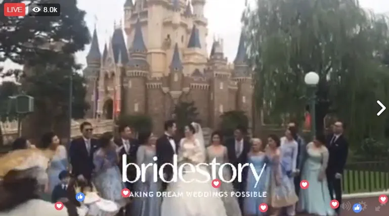 Sandra dan keluarga berfoto dengan background kastil Cinderella. ©FB Bridestory