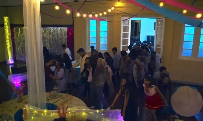 Suasana reuni yang menyenangkan mendadak ricuh seketika. (Courtesy of Rapi Films)
