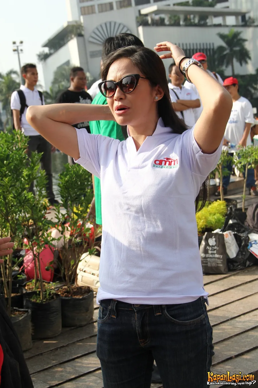 Revalina melawan panasnya matahari untuk kampanye kepedulian lingkungan.