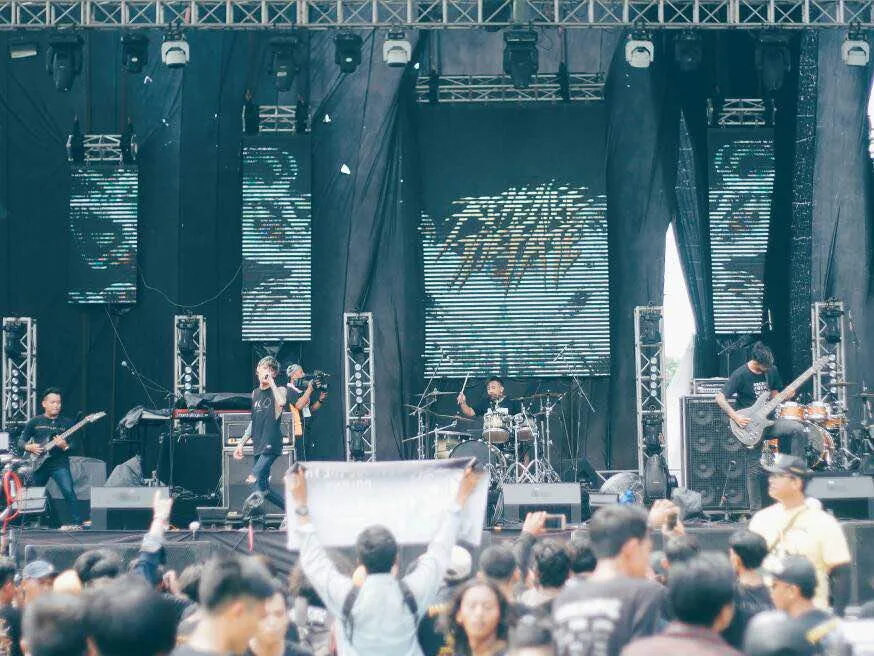 Revenge The Fate buktikan dirinya pantas berada di stage yang sama di 'Hammersonic 2017' © KapanLagi.com/Mathias Purwanto