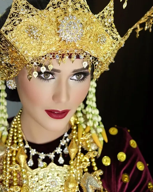 Lotta mengenakan siger Lampung Pesisr (credit: instagram.com/redberrywedding)