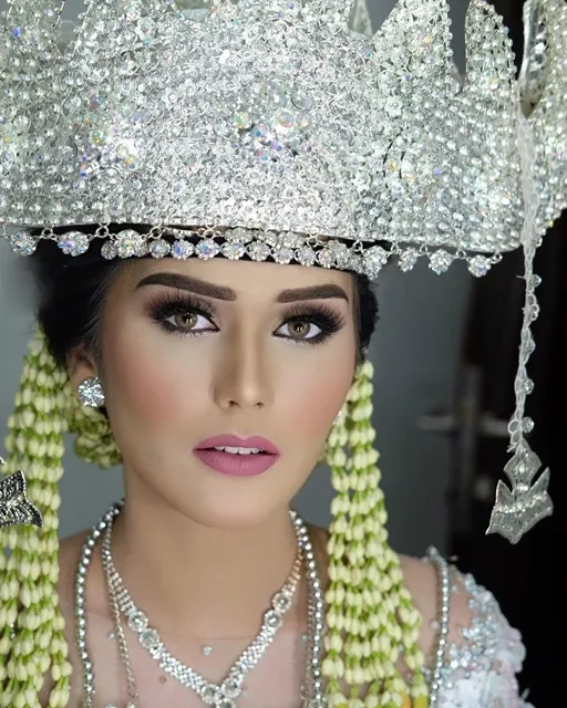 Bak wanita asli Indonesia dalam pakaian adat Lampung Pepadun. (credit: instagram.com/redberrywedding)