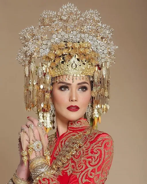 Nampak anggun dengan pakaian pengantin Aceh. (credit: Instagram.com/senklotta