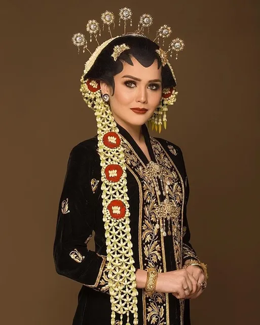 Lotta nampak 'manglingi' dengan pakaian pengantin Jawa (instagram.com/senklotta)