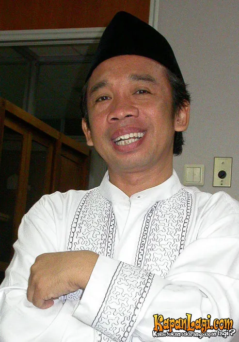 Qomar dilaporkan karena dianggap melecehkan lagu.