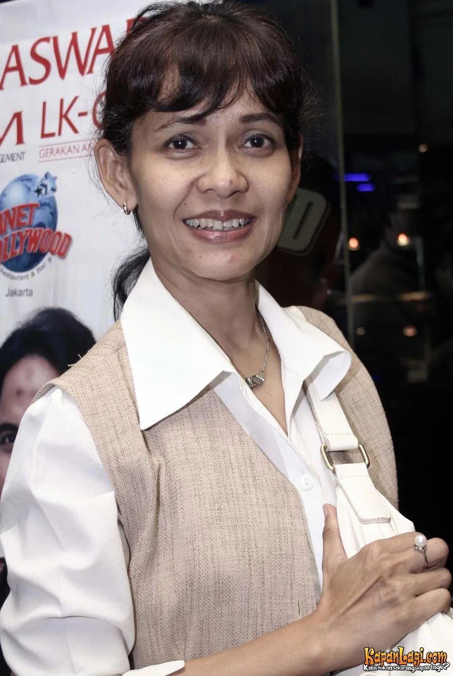 Tika Bisono mengungkap kehadiran selebriti di lokasi banjir bisa meringankan beban korban.