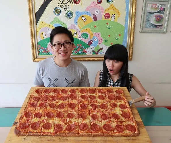 Reza membuat berbagai macam video, termasuk challenge makan besar seperti ini ©instagram/rezafs