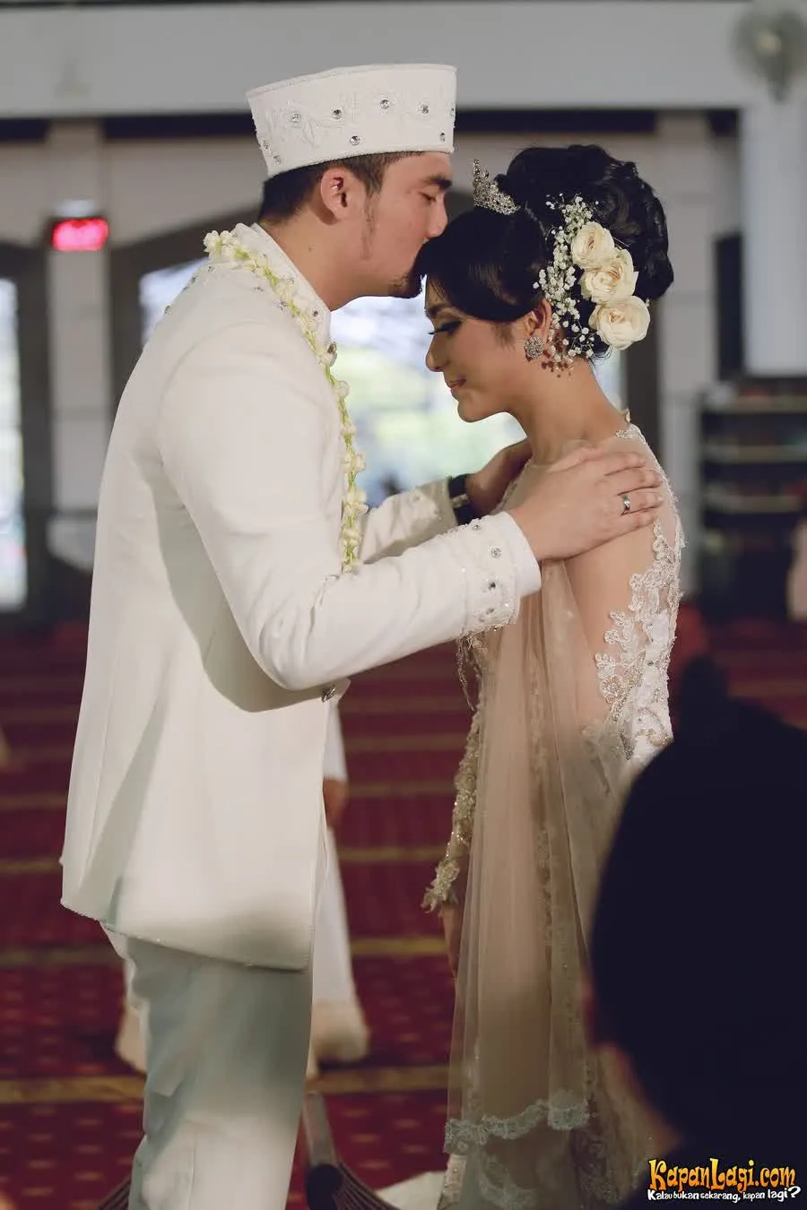 Ciuman sayang Reza usai resmi jadi suami Ika © KapanLagi.com®/Budy Santoso