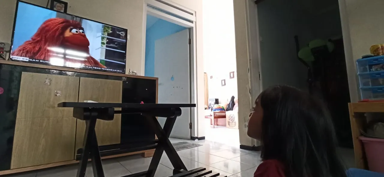 Naya sedang mengikuti program belajar di rumah via TVRI ©Maretha Norma