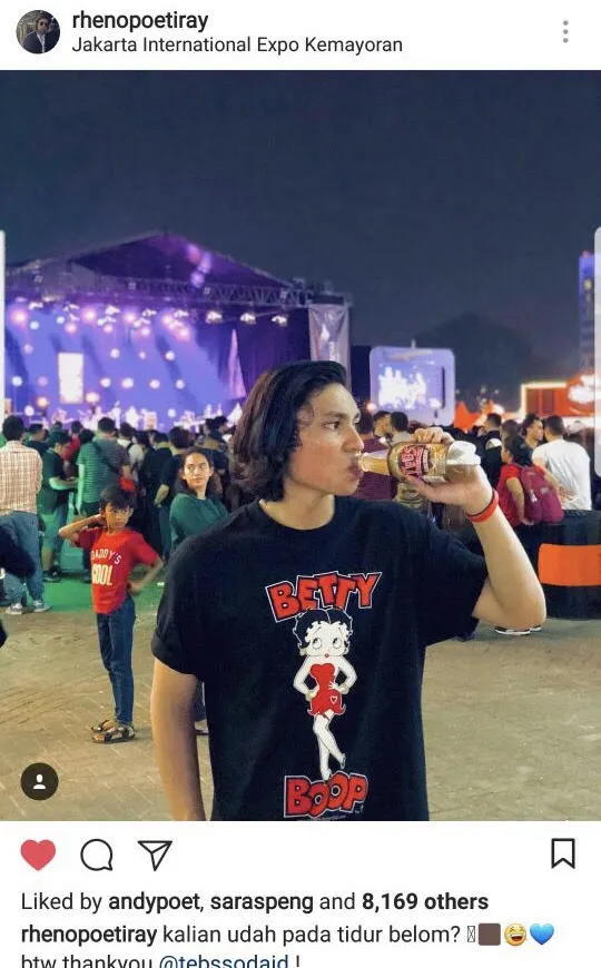 Rheno tampil casual saat menonton acara Java Jazz 2018 (credit: instagram.com/rhenopoetiray)